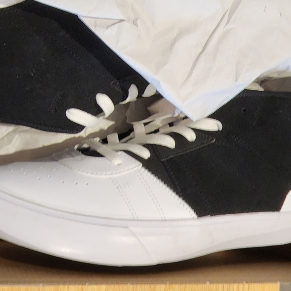 Jordan Series Mid Black and White - Picture 3 of 5